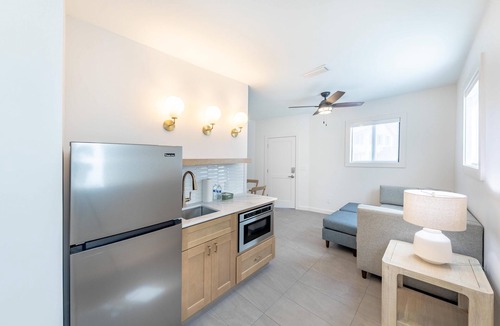 Downtown Boca Grande Historic District Hotel | The Palmetto Inn - Snapper - King 1 Bdrm Suite