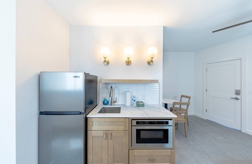 Downtown Boca Grande Historic District Hotel | The Palmetto Inn - Snapper - King 1 Bdrm Suite