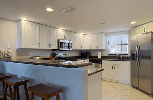 Englewood Apartment | The Palms – 3BR Condo with Balcony & Pool