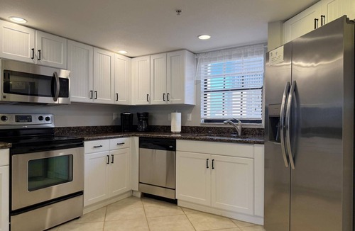 Englewood Apartment | The Palms – 3BR Condo with Balcony & Pool