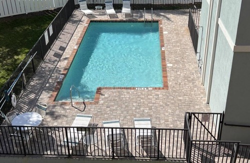 Englewood Apartment | The Palms – 3BR Condo with Balcony & Pool