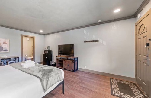 Lakeside Park Cabin | The Pine Queen at Blue Jay Lodge