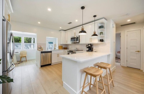 Central Naples House | The Zen Retreat, Naples Swim Spa Walk to Dining Perfect for Monthly Stays