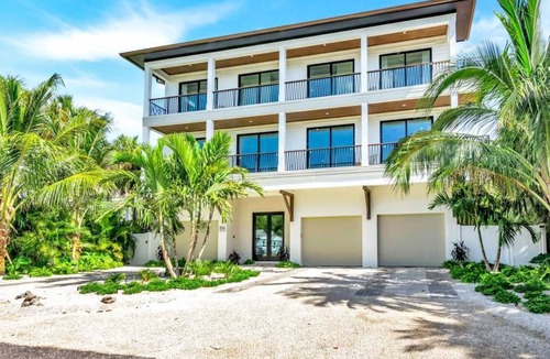 Bradenton Beach House | Tide of Your Life ~ Steps to Beach/Luxury Retreat
