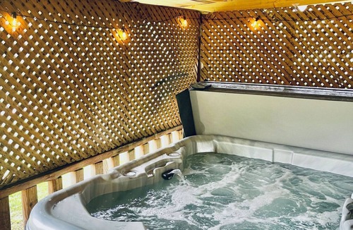 Old Washington Cabin | Timberline Cabins - The Wilmington Cabin - Hot tub, WiFi, Pets, Fireplace