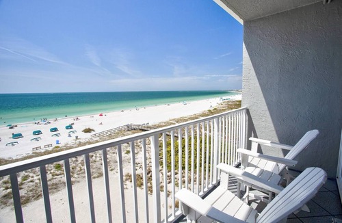 Treasure Island Condo | Top Floor Beachfront Couples Getaway: Beach, Pool, Tiki Bar, BBQ Tickets to Top Attractions Included