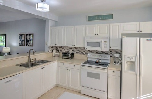 Ole Condo | Tropical Retreat w/Heated Pool in Coral Falls