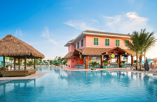 Fort Myers Beach Resort | Tropical Romantic Getaway Steps Away from Sand w/Exclusive Beach Club Access