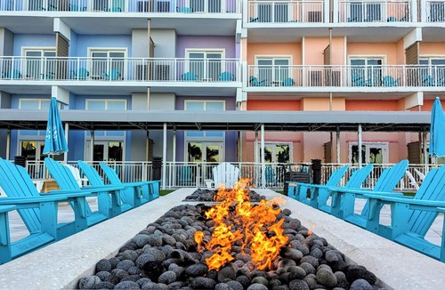 Fort Myers Beach Resort | Tropical Romantic Getaway Steps Away from Sand w/Exclusive Beach Club Access