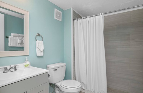 Palm Isles Resort | Tropical Two Queen Bed Room at Fort Myers Beach