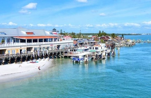 St. Pete Beach Resort | Ultimate Beach Getaway! Unit for 4 Guests! W/ Pool & Hot Tub!