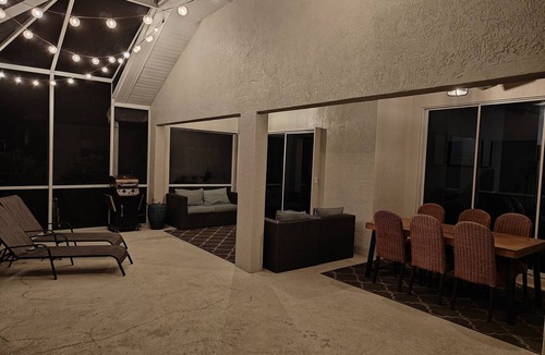 Laurel House | Updated Clean Spacious 3/2. Sleep12. 6 Minutes to Nokomis Beach. Pet friendly.
