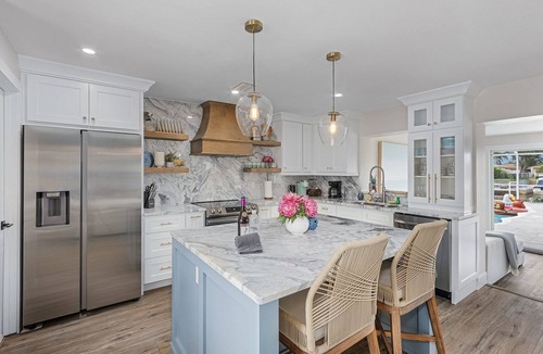 Yacht Club House | Updated Gulf access yacht club heated pool home!