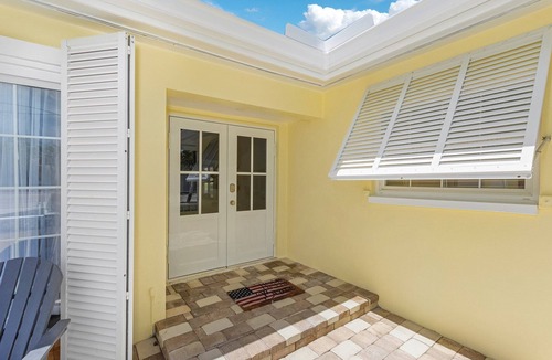 Yacht Club House | Updated Gulf access yacht club heated pool home!