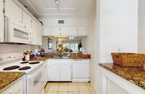 Plantation Condo | Venice Condo: Pool, Balcony & Beaches Nearby!