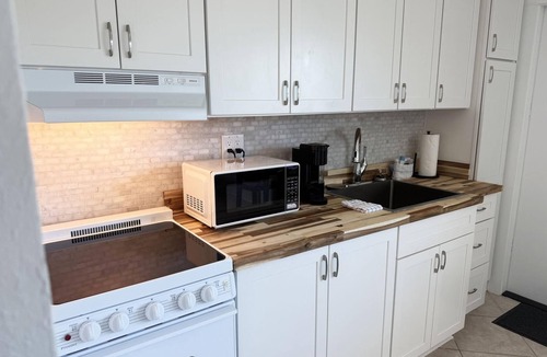 Golden Beach Apartment | Venice Villas Studio – Walk-Out Poolside