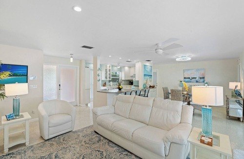 Caloosahatchee Villa | Villa Beachy Breeze - Heated Pool Home in Cape Coral - fence!