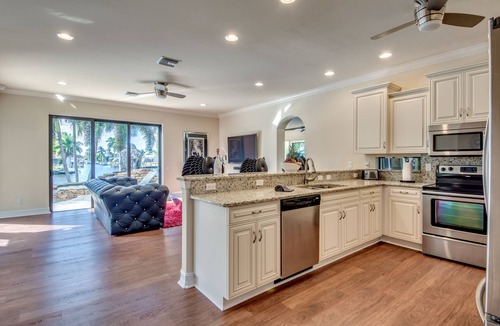 Caloosahatchee Villa | Villa Dolphin´s Surf, upscale, water view, gym, pool/hot tub, boaters dream