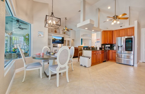 Trafalgar Villa | VILLA HEAVEN ON EARTH – WATER VIEW | BOAT RENTAL + TOURS VOUCHER INCL.