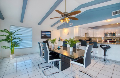 Yacht Club Villa | VILLA MIKADO – HEATED POOL & SPA | GULF ACCESS | BOAT RENTAL + TOURS VOUCHER INCL.