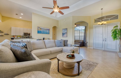 Trafalgar Villa | VILLA PARADISE RETREAT – HEATED POOL & SPA | CANAL VIEW | BOAT RENTAL + TOURS VOUCHER INCL.