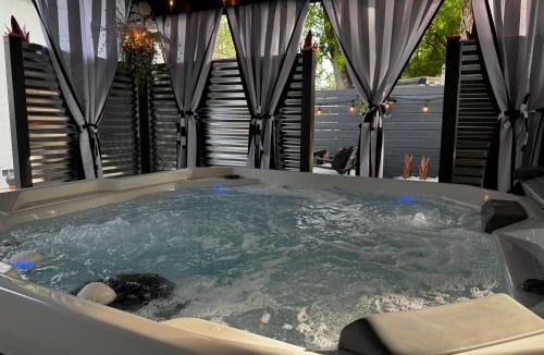 Fort Myers River District Villa | Walk to Best Eats and Shops with Salt H2O Spa