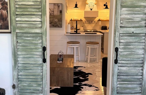 Fort Myers River District Cottage | Walk to River District Eats/Shops! Short Drive to Beaches.Salt H20 Hot Tub &Cozy