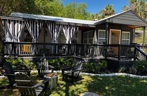 Fort Myers River District Cottage | Walk to River District Eats/Shops! Short Drive to Beaches.Salt H20 Hot Tub &Cozy