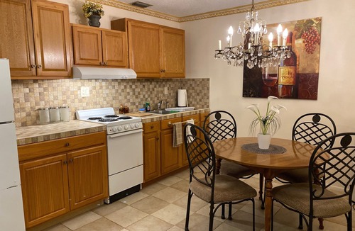 Warm Mineral Springs Apartment | WARM MINERAL SPRINGS SPACIOUS LAKEFRONT APARTMENT