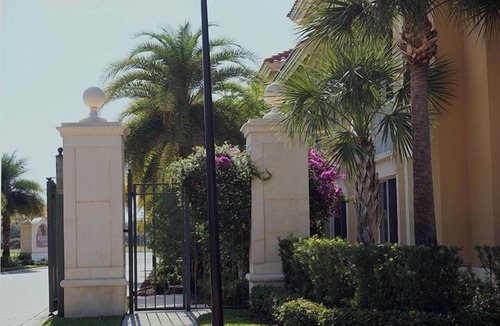 Bonita Springs Condo | Warmth and harmony await you.