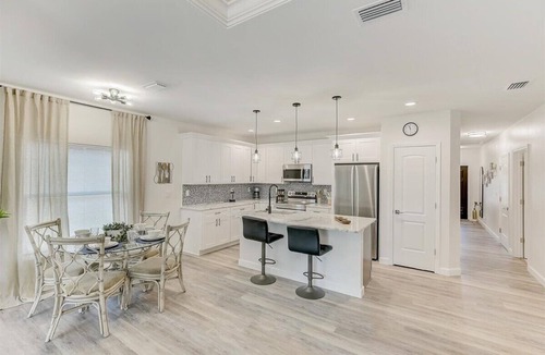 Al Lago Village House | Water Front Sunny Relaxing Vacation Home 3bds, 2 bath, close to gulf beaches