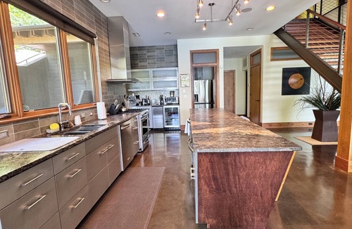 Sunset House | Waterfront Home on Lake Keowee! Amazing views & close to Clemson! EV charger!