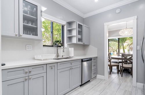 The Roads House | Welcome to Paradise POOL Home in Brickell 5 min to the beach.