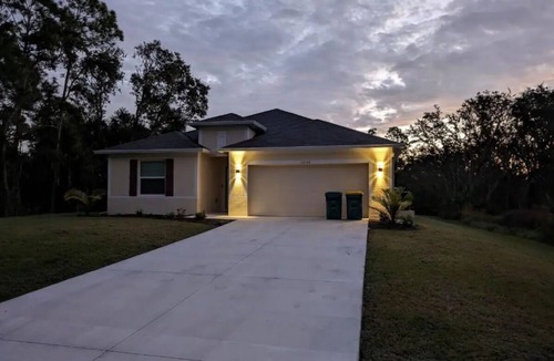 Port Charlotte House | Welcome to the Sunshine! Bring the family! Minutes from the BEACH and shopping!