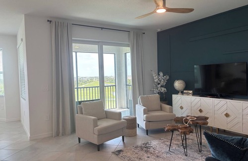 Venice Condo | WELLEN GOLF & COUNTRY CLUB GATAWAY In a Modern Style 2 bd Condo