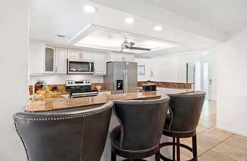 Caloosahatchee House | White Sea Shell - with Tiki Hut and Boat Lift