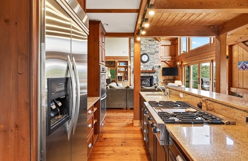 Fairview House | Windy Path Farm | Animals, Hot Tub, Game Room + Breathtaking VIEWS!