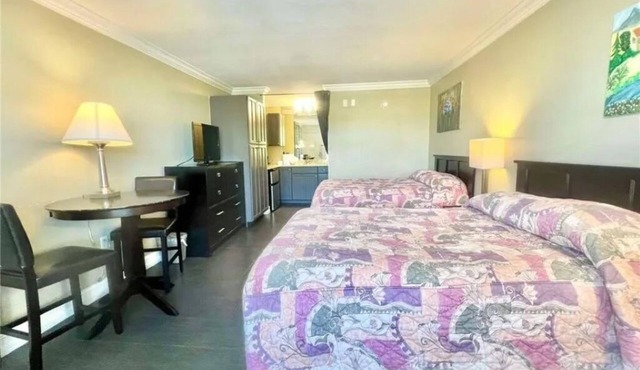 1 bedroom condo near beach, bathroom, kitchenette, community pool, restaurant