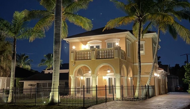 1 OF THE CLOSEST NAPLES PARK HOMES 2 THE BEACH/RENOVATED/5BR/POOL/BIKES/GAMEROOM