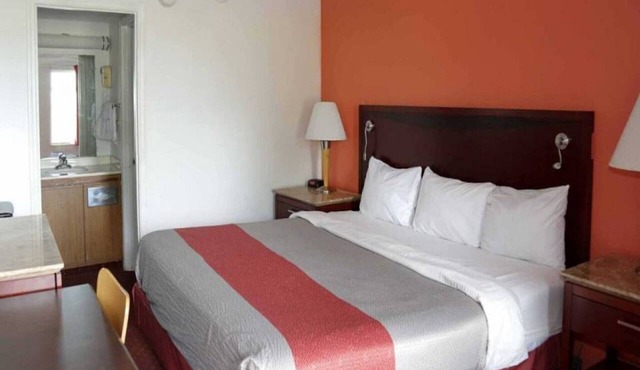 1 Queen Bed | Non-Smoking in Dayton