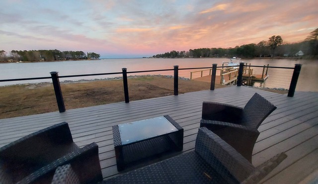10 Mile View on Lake Murray, SC, Putting Green, Hot Tub, Lake Edge Fire Pit in Gilbert