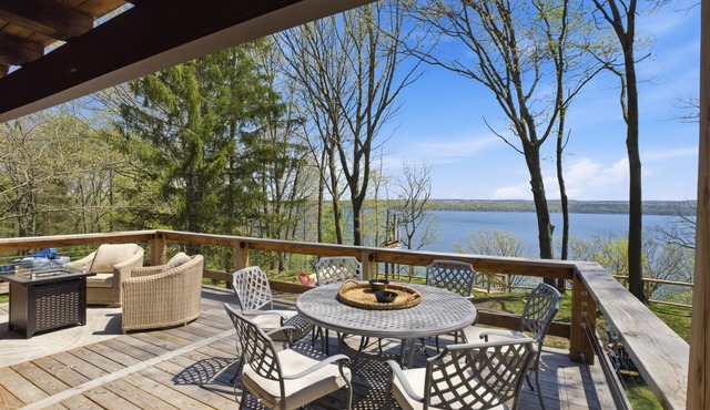 100ft Private Lakefront + Dock -Fire pit + Decks -Wine Trail Sleeps 6 in Penn Yan
