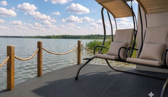 120-square-meter vacation rental with lake views, dock right on the water/Sleeps 8, 3 bedrooms in Neukieritzsch