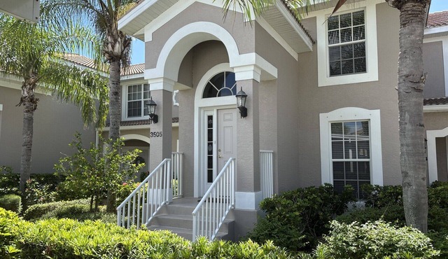 2 BED 2 BATH Upstairs Unit on COLONIAL COUNTRY CLUB