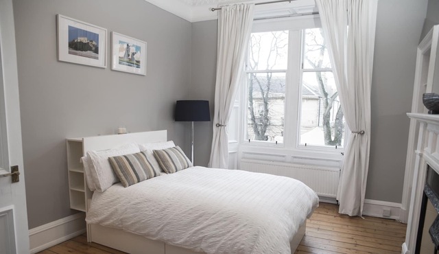 2 bedrm Edinburgh apartment, 1 mile from Castle. in Edinburgh