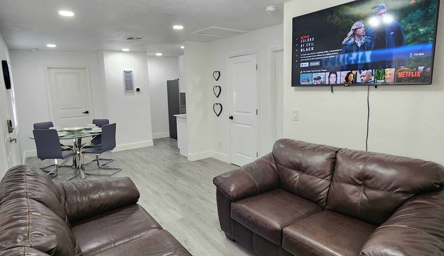 2-bedroom house in fantastic Hudson with cool AC breeze in Hudson