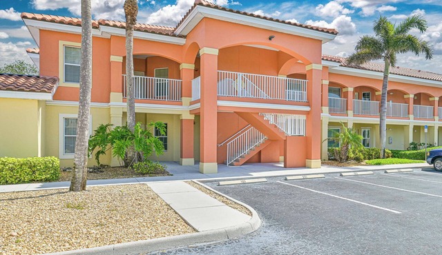 2-bedroom villa in welcoming Fort Myers with WiFi, AC, minutes from beach