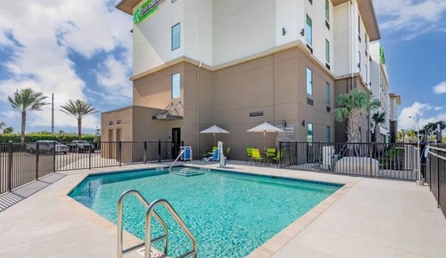 2 Elegant Units Near Lakes Regional Park - 2.6 mi | Onsite Pool | Free Breakfast