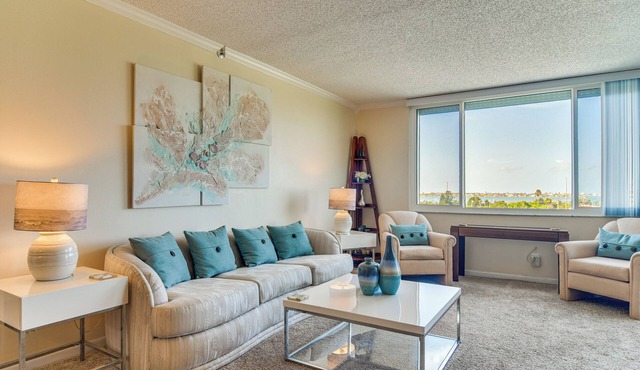 2 Mi to Beach! Bay-View Snowbird Haven in St Pete