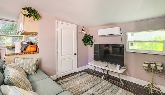 2 Mi to Public Pool! Cozy Naples Cottage w/Patio